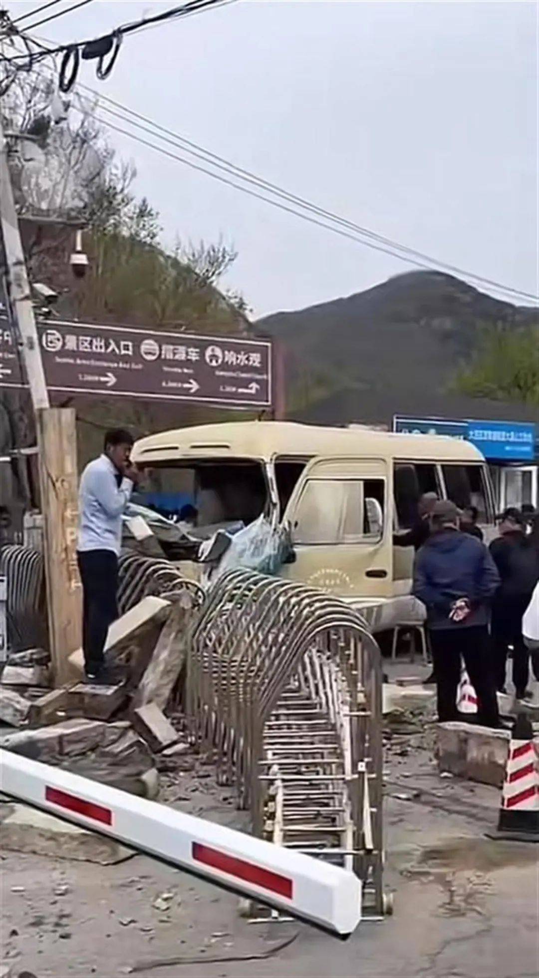 大連一景區擺渡車撞上電動伸縮門致2人輕傷，有人被抬上救護車:伸縮門