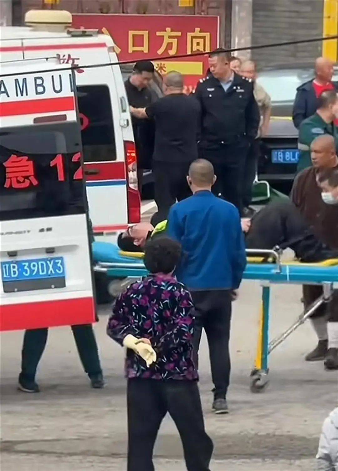 大連一景區(qū)擺渡車撞上電動(dòng)伸縮門(mén)致2人輕傷<strong></p>
<p>伸縮門(mén)</strong>,有人被抬上救護(hù)車:伸縮門(mén)